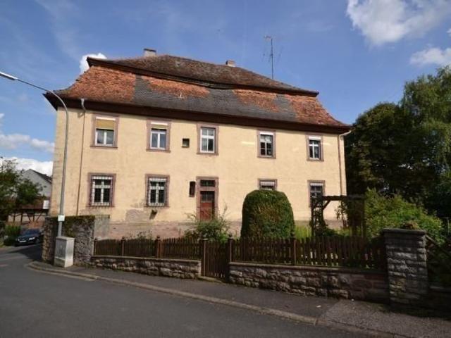 Historisches Schloss mit teilsaniertem Nebengebäude in der Rhön