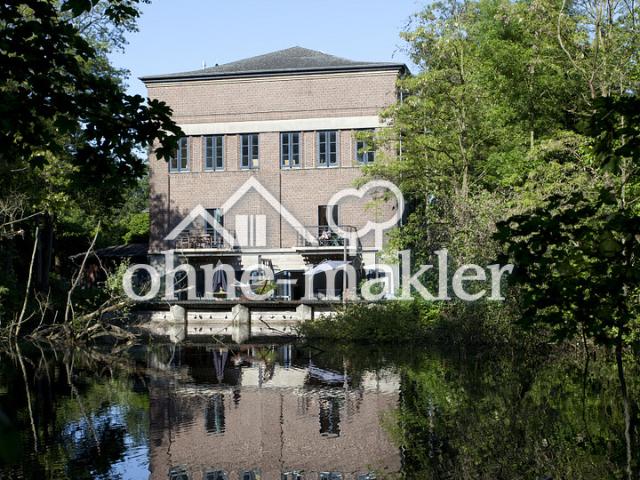 Historisches Pumpenhaus am See