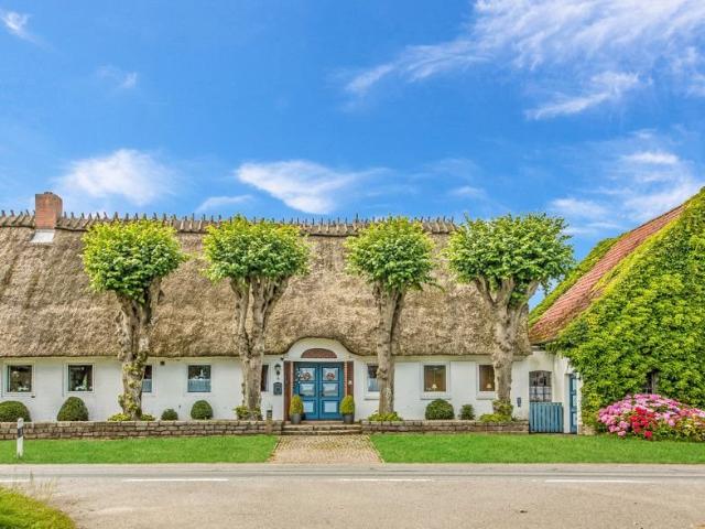 Historisches Reetdachhaus mit Obstgarten