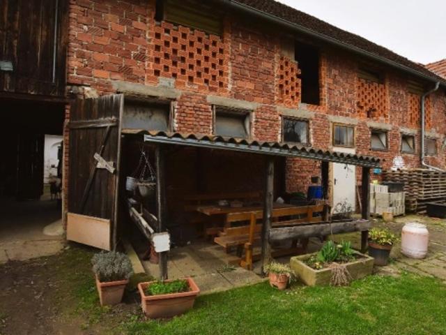 Historisches Vierkanthof Anwesen in Fehring, Südoststeiermark – 3051 m² Grundstück für liebevolle Sanierung, nur € 149.999