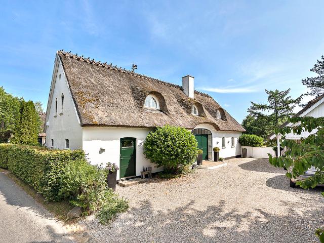 Historisk stråtækt landejendom med moderne komfort i naturskønne Karlebo