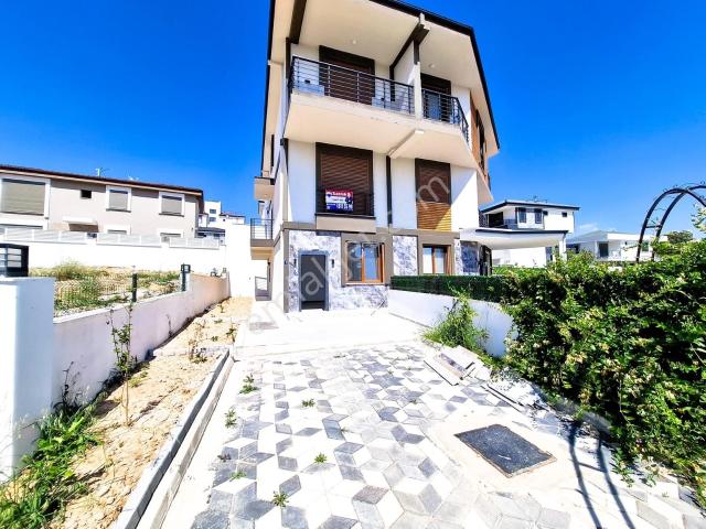 Hisar Mahallesinde Önü Açık Mustakil Bahçeli 4+1 Geniş Tripleks