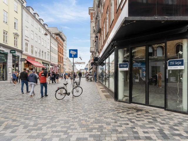 Hjørnebutik med super beliggenhed. store facadevinduer og god eksponering mod Kultorvet