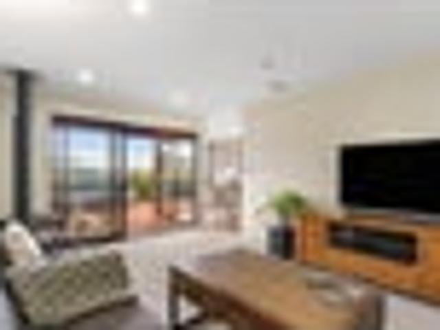 Home and Income in Rangitoto College Zone