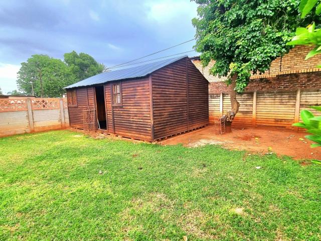 Home with Business Potential – Prime Location!