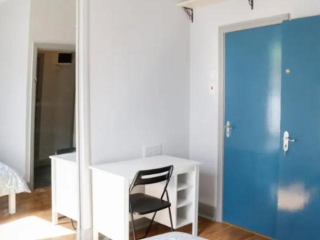 Homely double ensuite bedroom near the Broadstone University train station