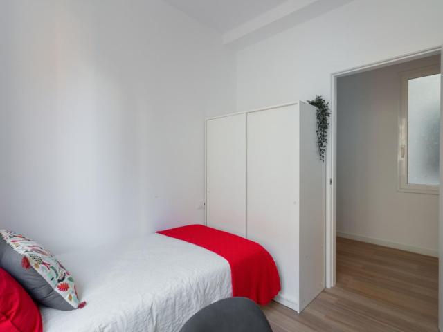Homely single bedroom in a 7 bedroom apartment, close to the Diagonal metro
