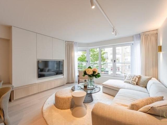 Hoogstaand gerenoveerd 3 slaapkamerappartement afgewerkt met