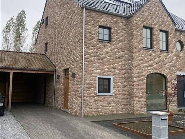 Hoogwaardig afgewerkte woning met 3 slaapkamers/ 2 badkamers