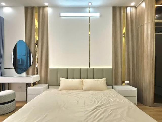 Hoàng văn thái 5 tầng nhà mới thang máy full đồ 36m2 mặt tiền 3.4m Giá 10.8 tỷ