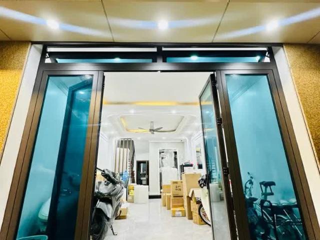 Hoàng Cầu Bán Nhà Mới 7 Tầng Thang Máy Cho Thuê Tầng 1,2,3 200triệu/năm Full Nội Thất