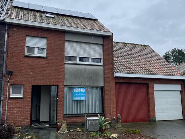 Te renoveren woning met grote tuin en garage met werkplaats