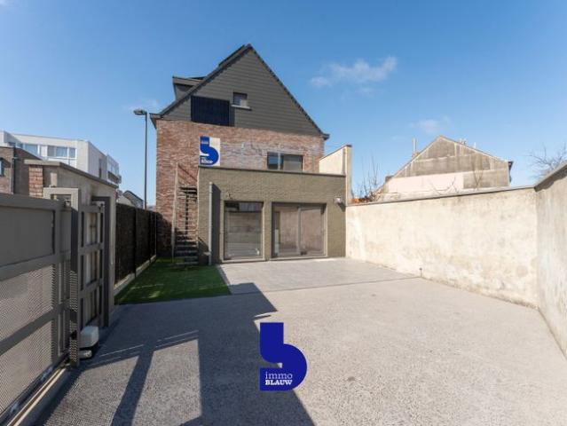 HOB met zonovergoten tuin en terras