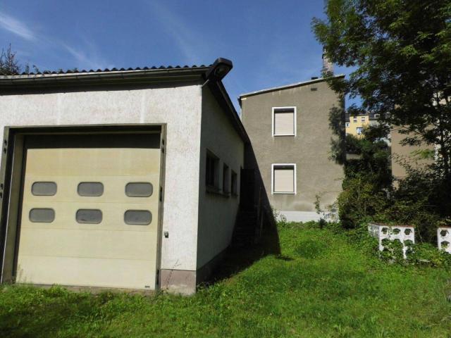 Hobbyschrauber und Handwerker aufgepasst! Einfamilienhaus mit Halle und Garagen in ruhiger Stadtlage zu verkaufen!