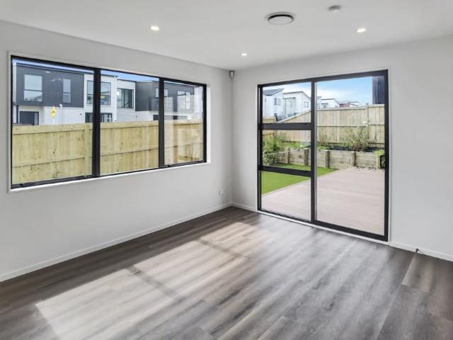 Hobsonville 5 Bedroom Family Home with 3 Bathrooms