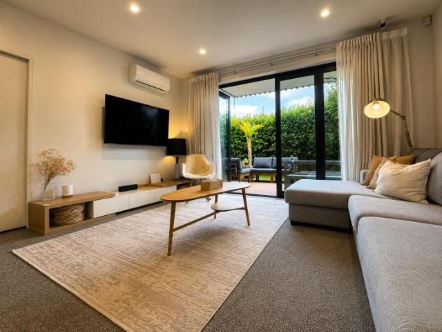 Hobsonville, Carder Court