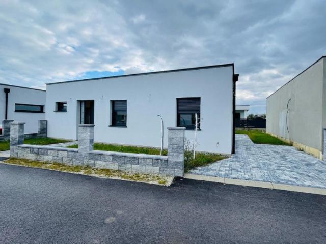 Hochmodernes Seehaus, Bungalow, 3 Zimmer, mit Garten und Terrasse, nur 4 Gehminuten vom Neufelder See entfernt