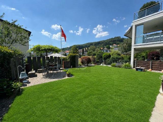 HOCHWERTIG MIT GROSSEM GARTEN UND SITZPLATZ
