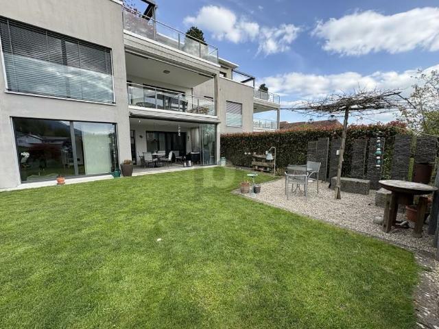HOCHWERTIG MIT GROSSEM GARTEN UND SITZPLATZ