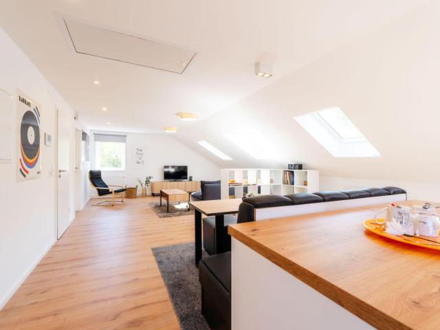Hochwertig möblierte Wohnung mit Blick über Randersacker