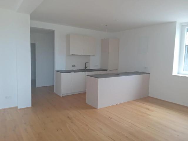 hochwertig ausgestattete 3 Zimmer Wohnung mit großzügigem Balkon und möblierter Küche