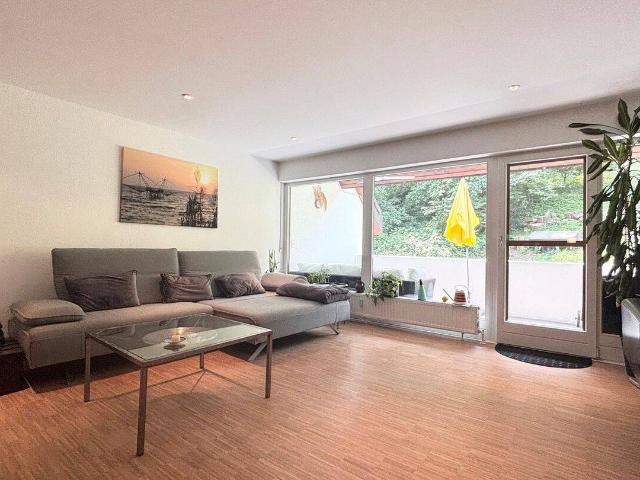 Hochwertig renovierte 3,5 Zimmer Wohnung mit Blick ins Grüne