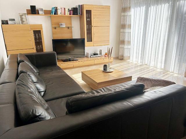 Hochwertige 4 Zimmer Wohnung mit Terrasse, Garten, schöner EBK und TG Stellplatz