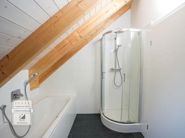 Hochwertige 2Z DG Wohnung mit Galerie, großer Balkon, Badewanne, Düsche