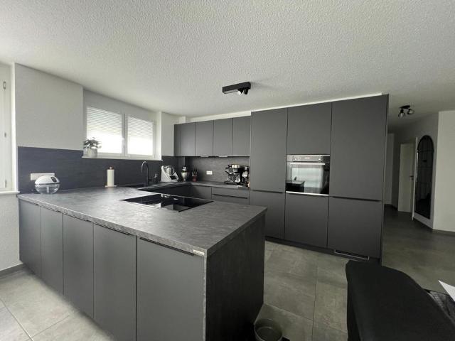 Hochwertige 3,5 Zimmer Wohnung mit Designer Küche und Garten
