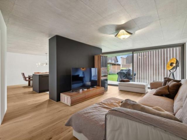 HOCHWERTIGE GARTENWOHNUNG IN MODERNER HOLZBAUWEISE