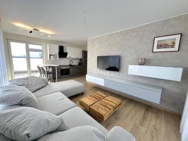 Hochwertige modern möblierte 3 Zimmer DG Wohnung mit 2 Dachterrassen, Aufzug & Einzelgarage!