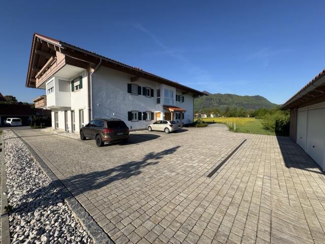 Hochwertiges Wohn und Geschäftshaus mit Garagen auf großem Grund mit ruhigem Bergblick