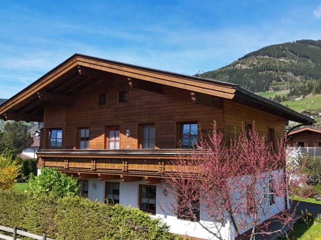 Hochwertiges Wohnhaus mit 2. Wohneinheit und großem Grundstück