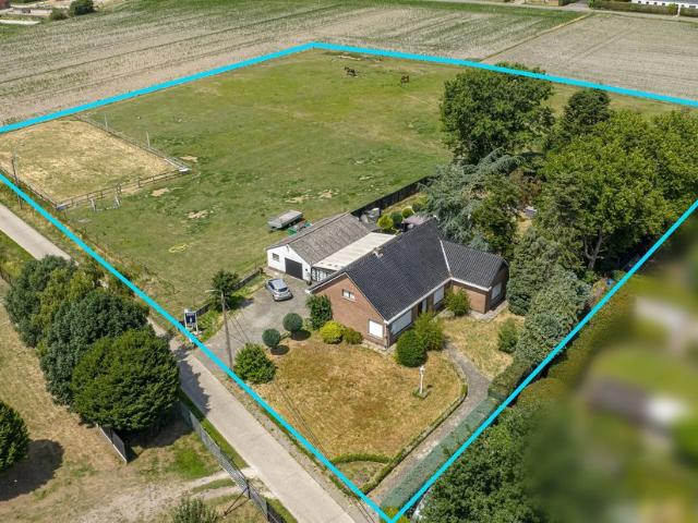 Hoeve te koop voor 589000 euro met 3 slaapkamers