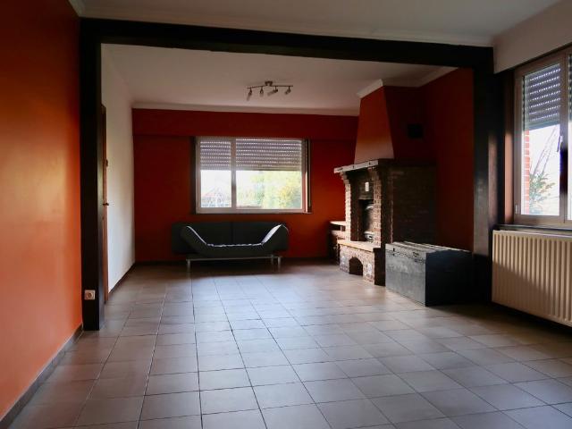 Hoeve met 4 slaapkamers, garage en stalling
