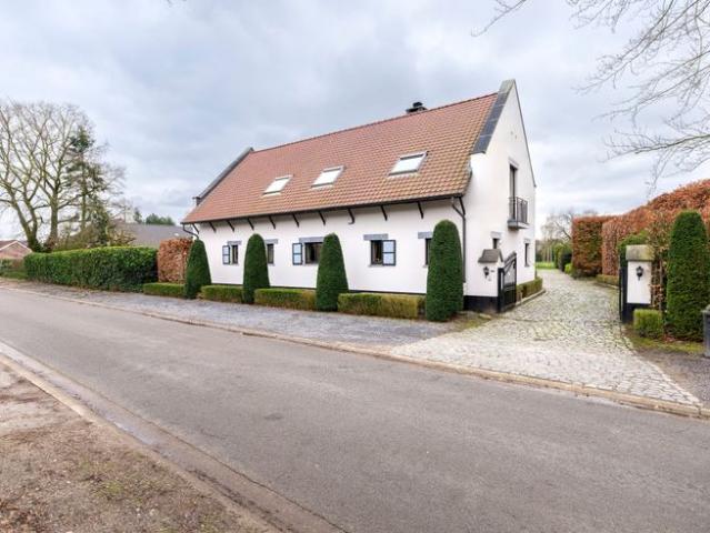 Hoeve met bijgebouw en bouwgrond gelegen op 82 are