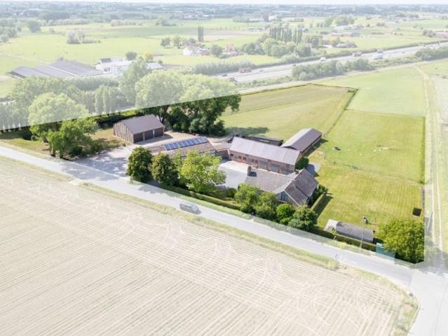 hoeve met bijgebouwen