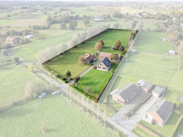 Hoeve met bijgebouwen en achterliggend perceel weiland