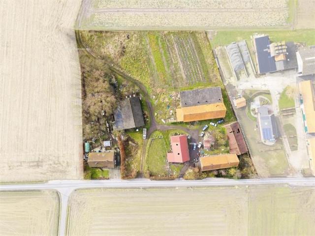 Hoeve met meerdere bijgebouwen op een grote hectare grond