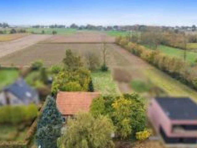 Hoeve met schuur en aanpalend weiland op 93a