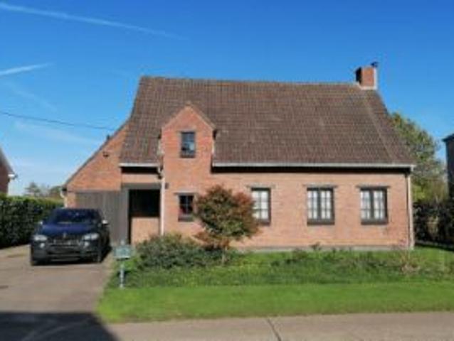 Hoeve met paardenstallen en piste