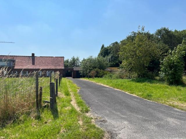 Hoeve met weiland en bijgebouwen