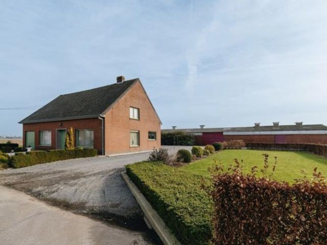 Hoeve met uitstekende structuur op 2245m2 grond
