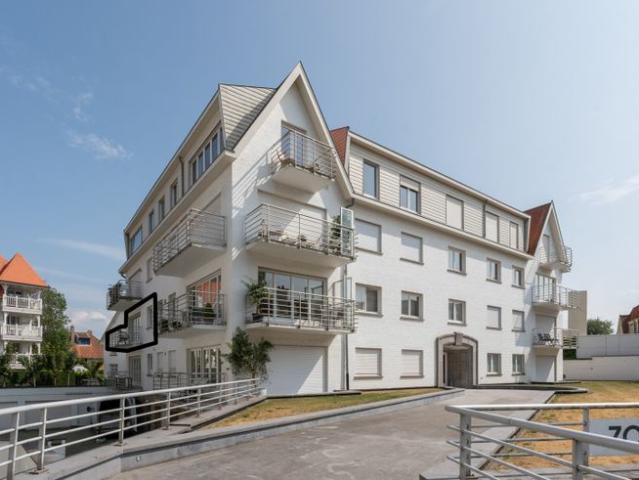 Hoek appartement te koop in een villa residentie, top gel.