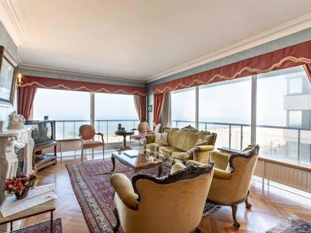Hoekappartement op de zeedijk met veel potentieel