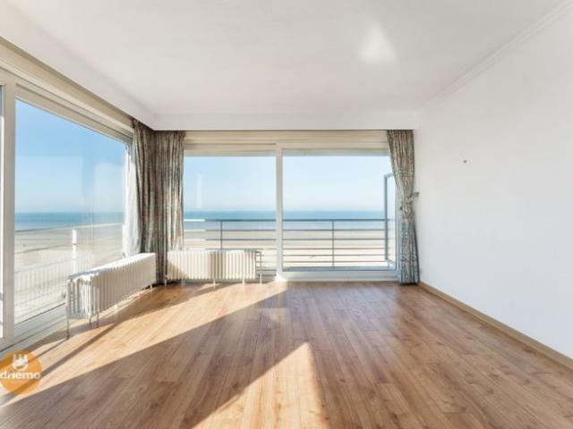 HOEKAPPARTEMENT MET FRONTAAL ZEEZICHT