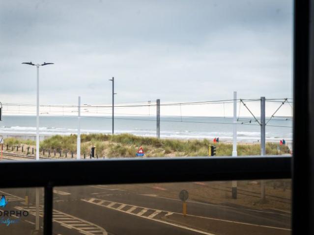 Hoekappartement met zeezicht te koop in Oostende Troons.
