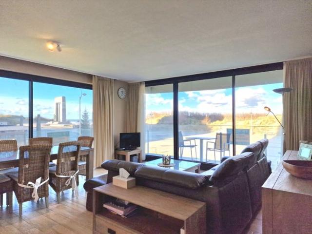 HOEKAPPARTEMENT NOORD WEST MET FRONTAAL ZEEZICHT IN EEN