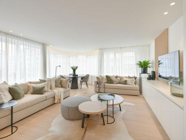 Hoekappartement, volledig gerenoveerd met kwalitatieve ma.
