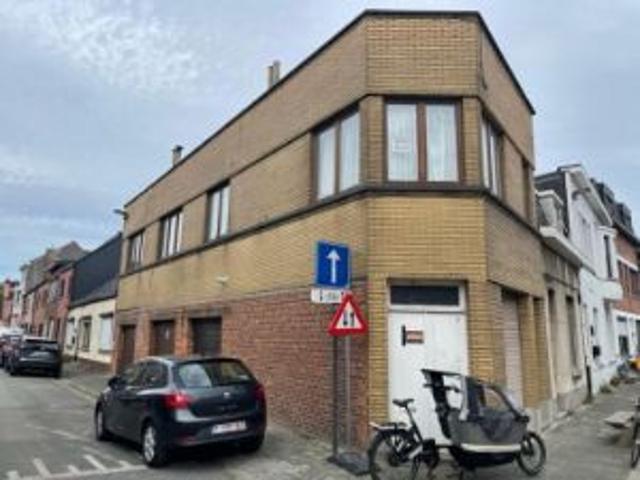 Hoekwoning met 4 garages